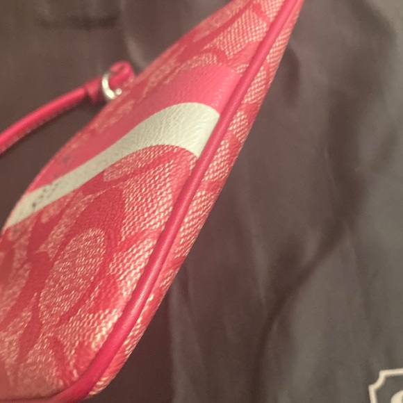 Genuine Coach Heritage Pink and White Wristlet. Signature Wristlet leather trim - Picture 14 of 15